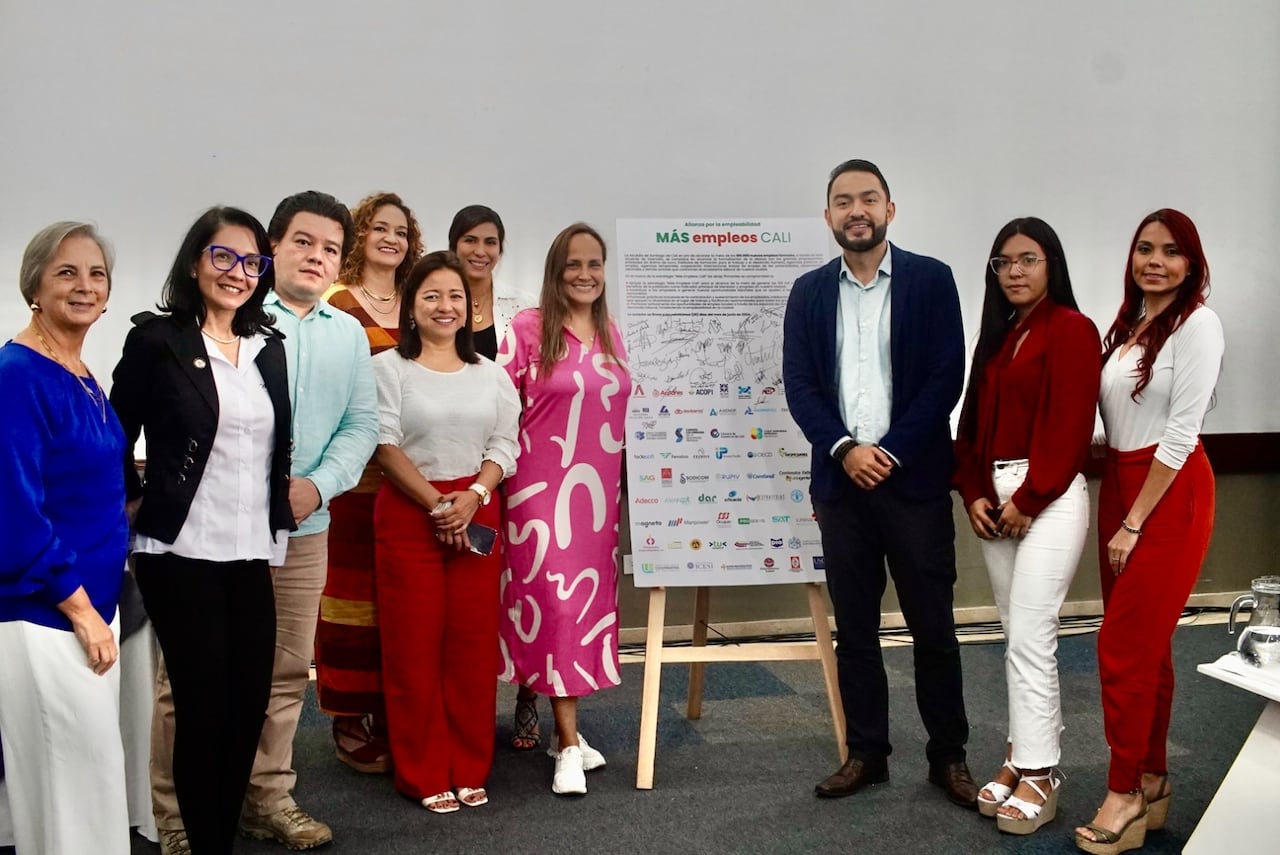 Edwin Maldonado expone sus propuestas en un espacio de diálogo público.