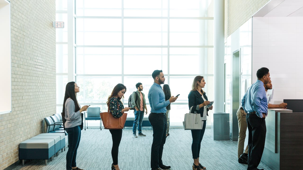 Persona en banco - bancos - vida crediticia - sucursales