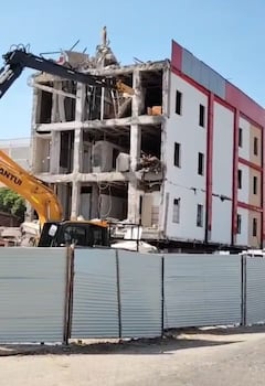 En estos momentos se lleva a cabo la demolición del antiguo Motel Molino Rojo.