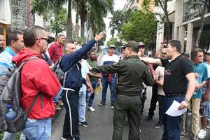 Cali:Con bloqueos viales,  Continúa el drama y la  pesadilla por quinto día consecutivo de miles de pacientes y usuarios de la nueva EPS para reclamar sus medicamentos en Disfarma en la av. 3n entre calles 19 y 20 Foto José L Guzmán