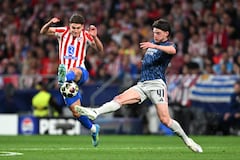 Julián Álvarez y Declan Rice luchan por un balón dividido en el Atlético Madrid vs. Arsenal de Champions League