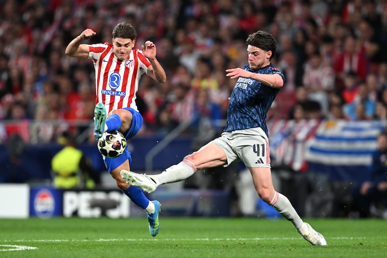 Julián Álvarez y Declan Rice luchan por un balón dividido en el Atlético Madrid vs. Arsenal de Champions League