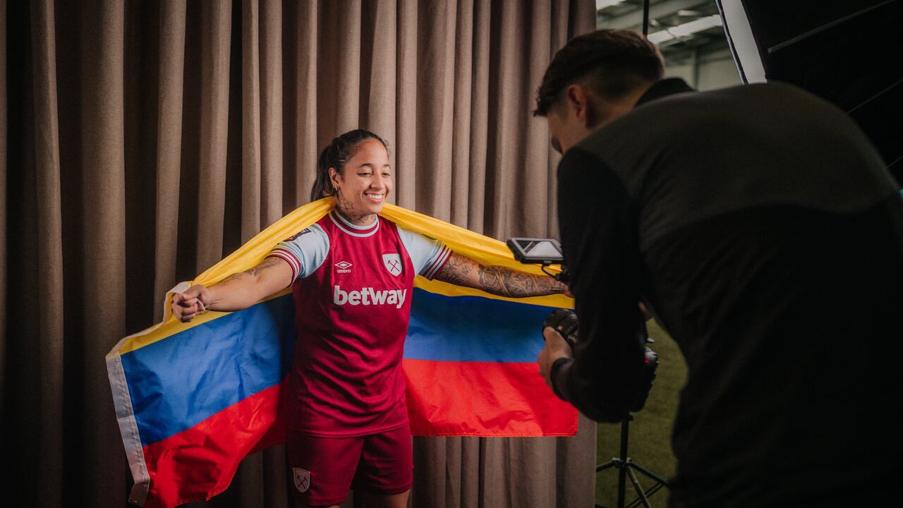 Manuela Paví fue presentada como nueva jugadora del West Ham Femenino