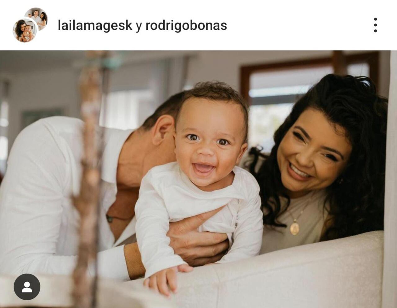 La felicidad ha llegado a la puerta del hogar de esta pareja en forma de bebé.