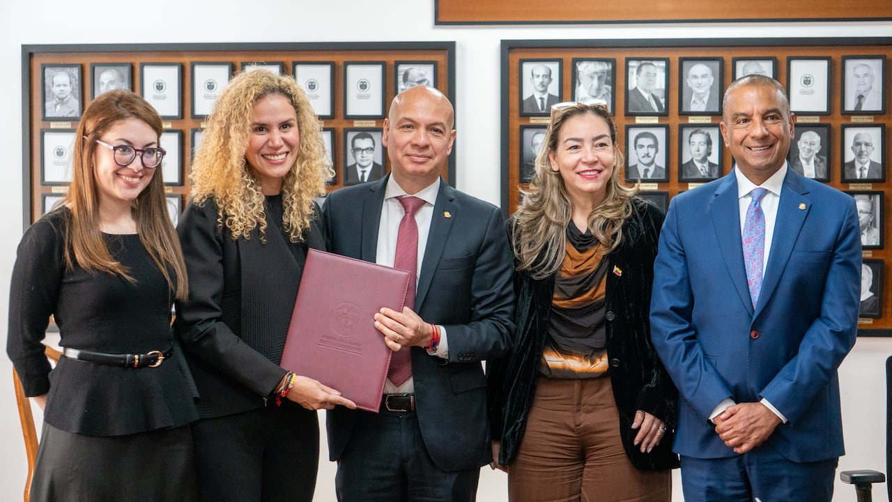 En la reunión de este miércoles estuvieron presentes tanto la ministra de Trabajo, Natalia López, como el presidente de la Corte Suprema de Justicia, Iván Mauricio Lenis. Asimismo lo hicieron el presidente de la Sala de Casación Laboral, Víctor Julio Usme Perea y sus magistrados, y las viceministras Elianne Forero y Juliana Morad Acero.