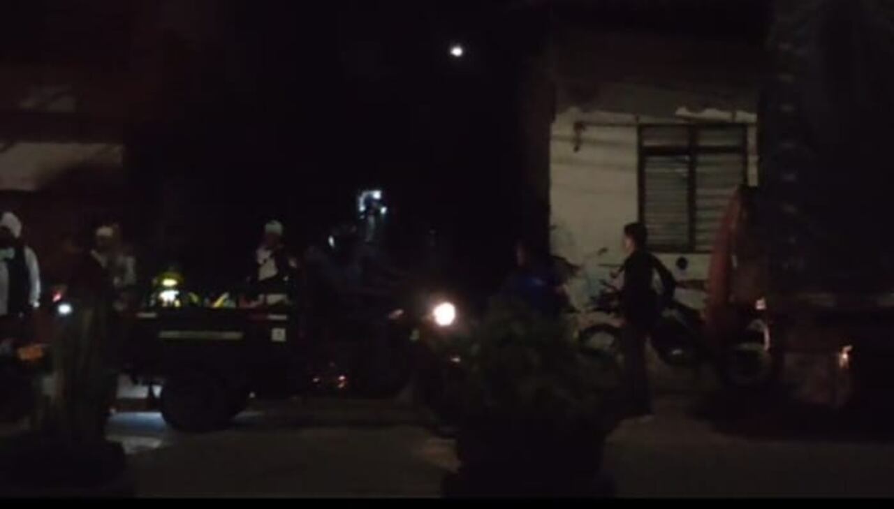 Motorizados en los alrededores del hundimiento de Comfandi El Prado.