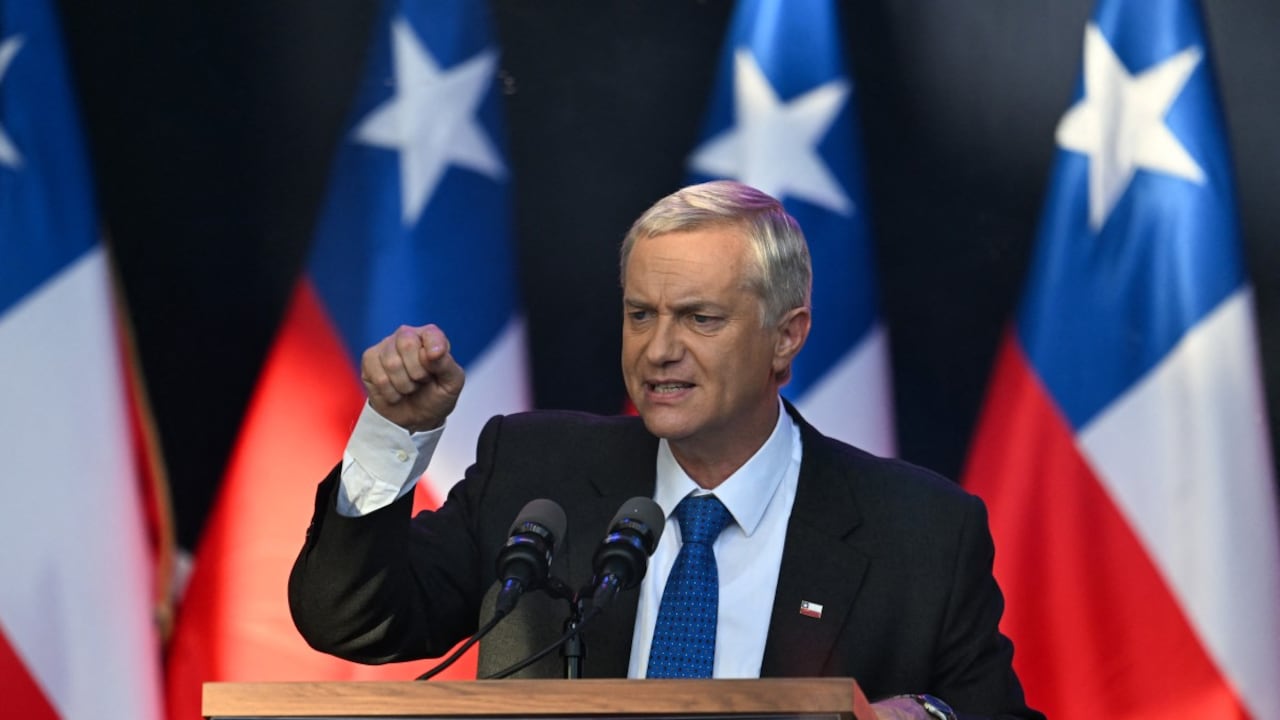 El candidato presidencial chileno José Antonio Kast, del Partido Republicano, habla durante su mitin de cierre de campaña en Temuco, Chile, el 11 de diciembre de 2025.