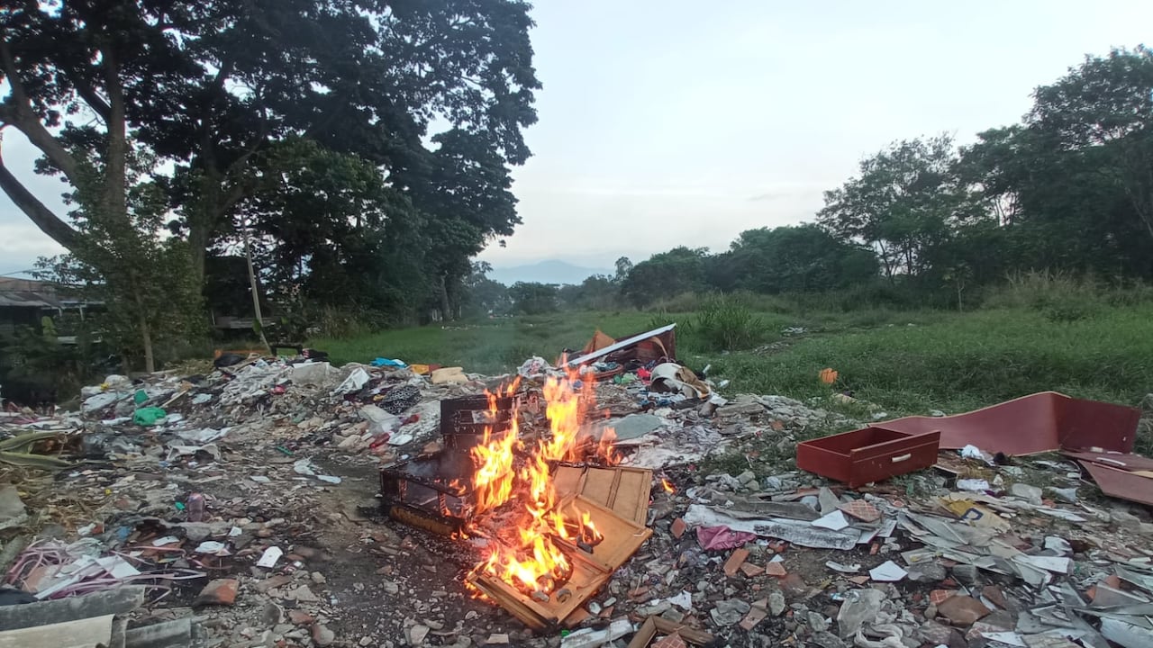 Entre la basura acumulada, las quemas se repiten constantemente en el Jarillón de Petecuy II, generando nubes de humo que mantienen en alerta a los residentes del sector.