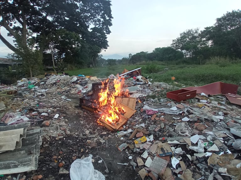Entre la basura acumulada, las quemas se repiten constantemente en el Jarillón de Petecuy II, generando nubes de humo que mantienen en alerta a los residentes del sector.