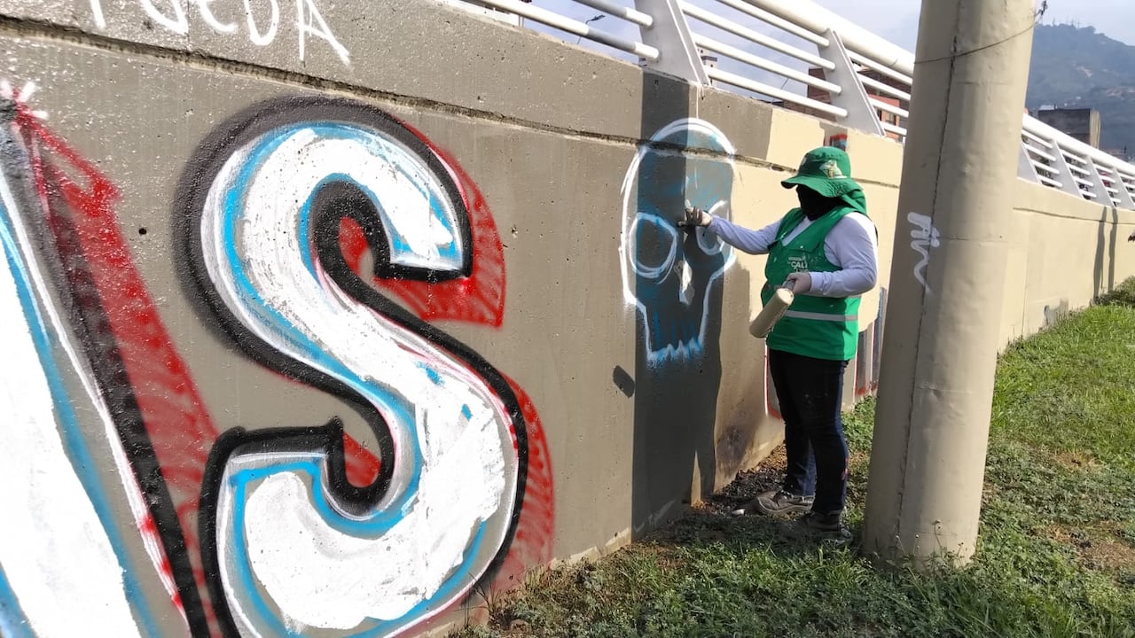El puente vehicular de la Calle 5 con Carrera 10, en el centro de Cali, fue pintado con un mural que posteriormente fue borrado por la Alcaldía.