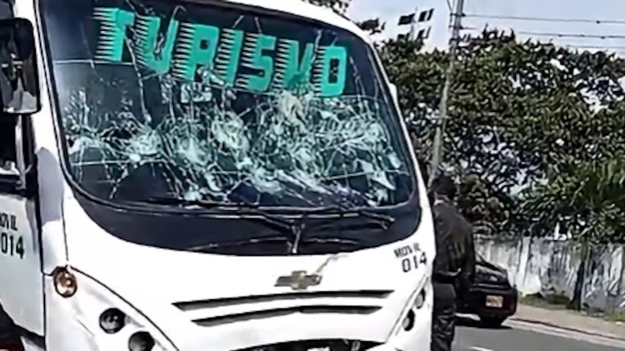El vehículo en el que se movilizaban 24 seguidores del América terminó con múltiples daños tras el encuentro con dos buses que transportaban hinchas del Deportivo Cali.