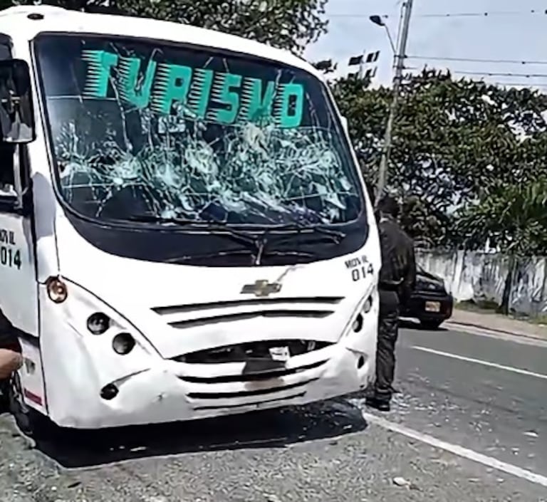 El vehículo en el que se movilizaban 24 seguidores del América terminó con múltiples daños tras el encuentro con dos buses que transportaban hinchas del Deportivo Cali.