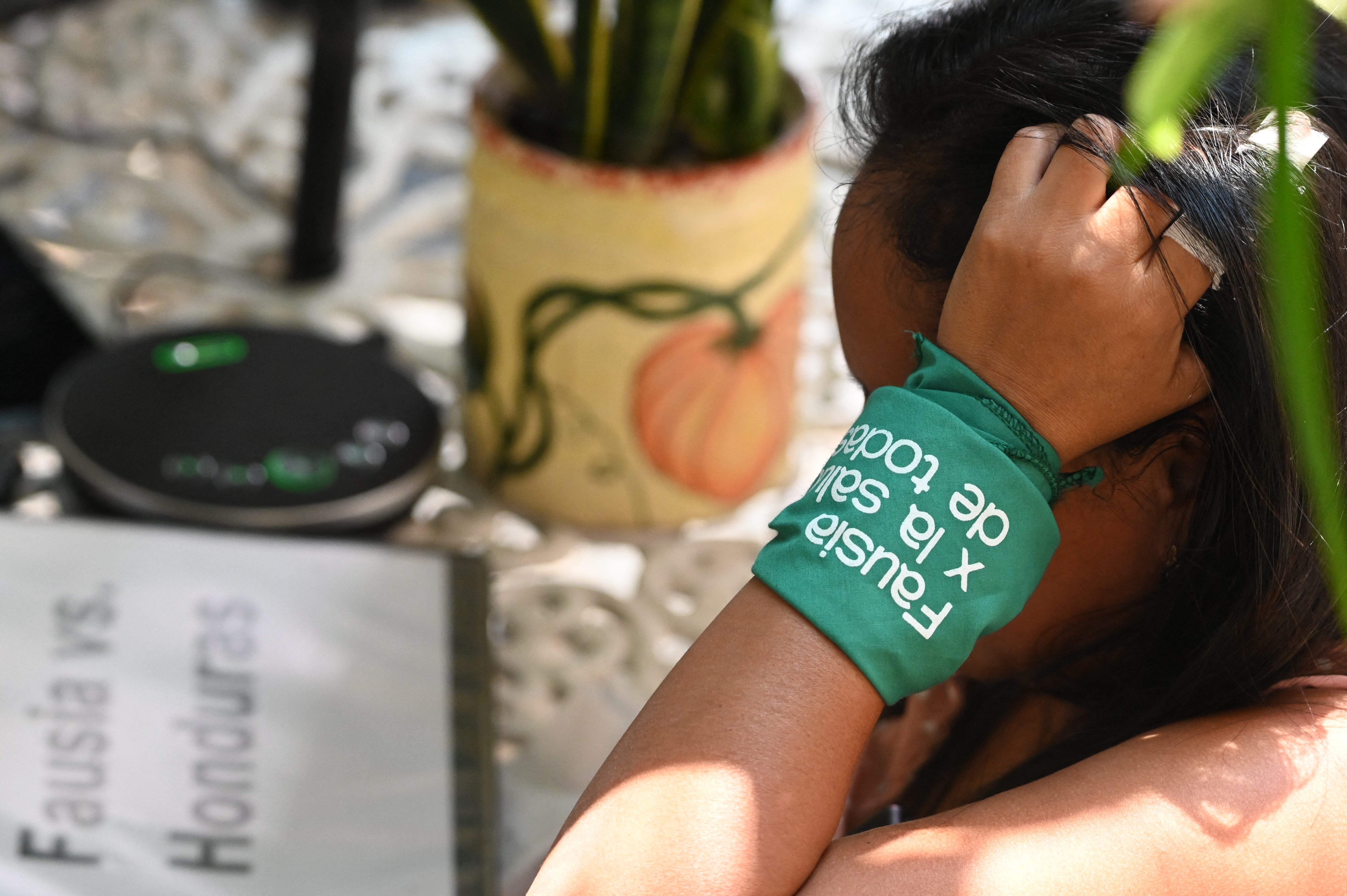 La joven indígena identificada como Fausia le dio una entrevista a AFP vía Zoom desde Tegucigalpa en Abril 22 de 2024. (Photo by Orlando SIERRA / AFP)