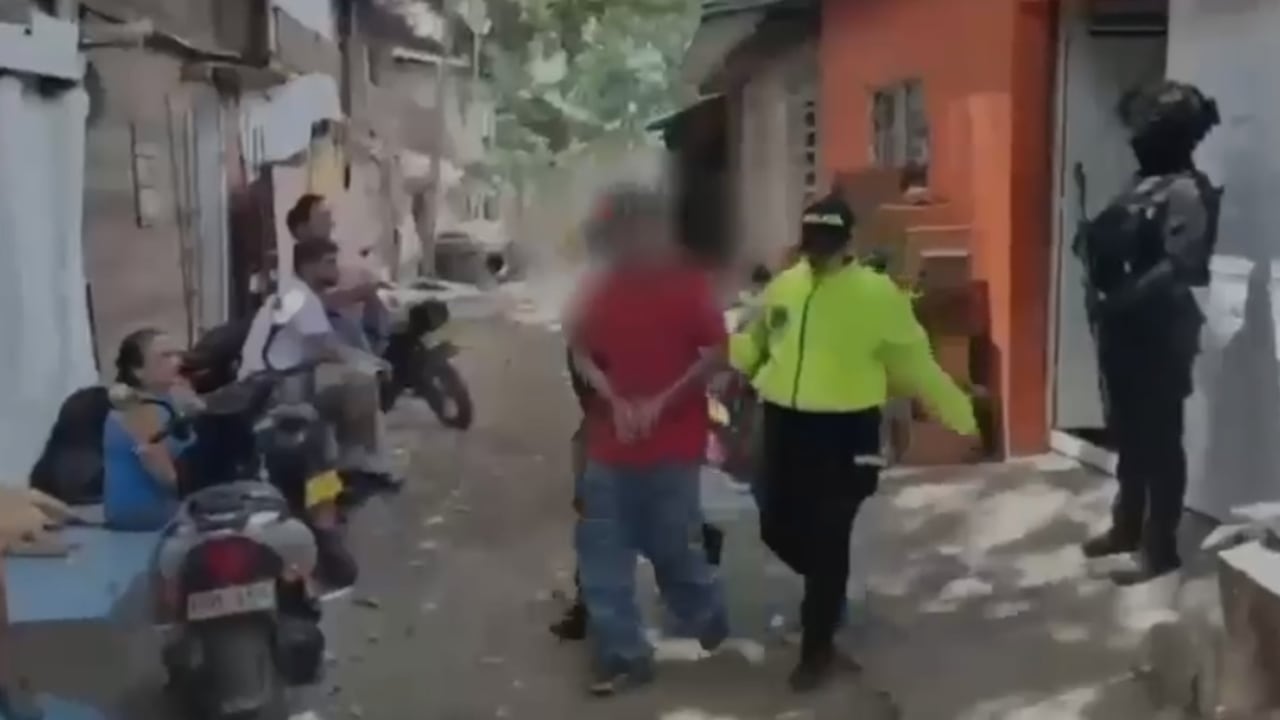 Alias Tarranta, de 54 años, señalado cabecilla de la banda Los del Chino. De acuerdo con la investigación, coordinaba las rentas criminales derivadas del tráfico local de estupefacientes en la zona céntrica de Tuluá, desde donde se desprendían otros hechos delictivos.