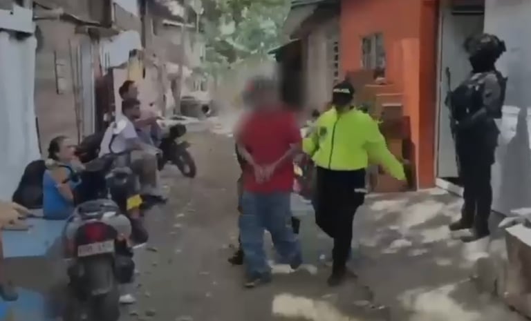 Alias Tarranta, de 54 años, señalado cabecilla de la banda Los del Chino. De acuerdo con la investigación, coordinaba las rentas criminales derivadas del tráfico local de estupefacientes en la zona céntrica de Tuluá, desde donde se desprendían otros hechos delictivos.