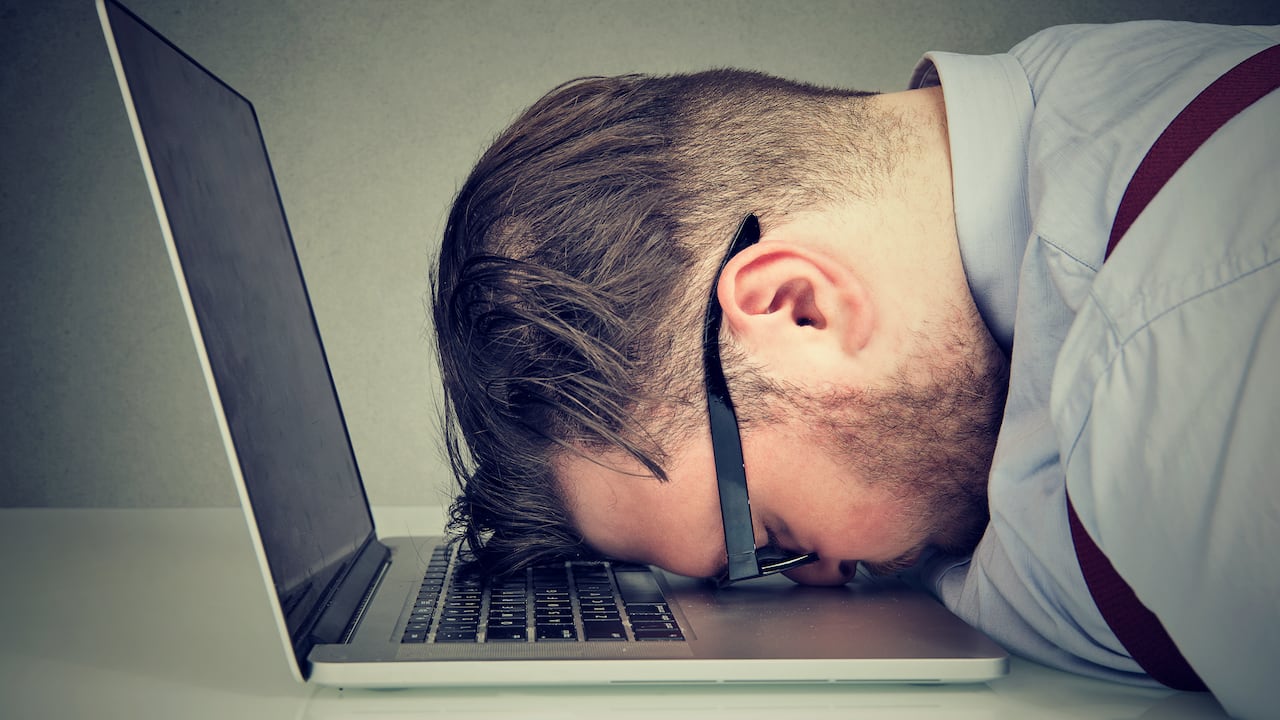 ¿Por qué sale la pantalla negra en el computador?