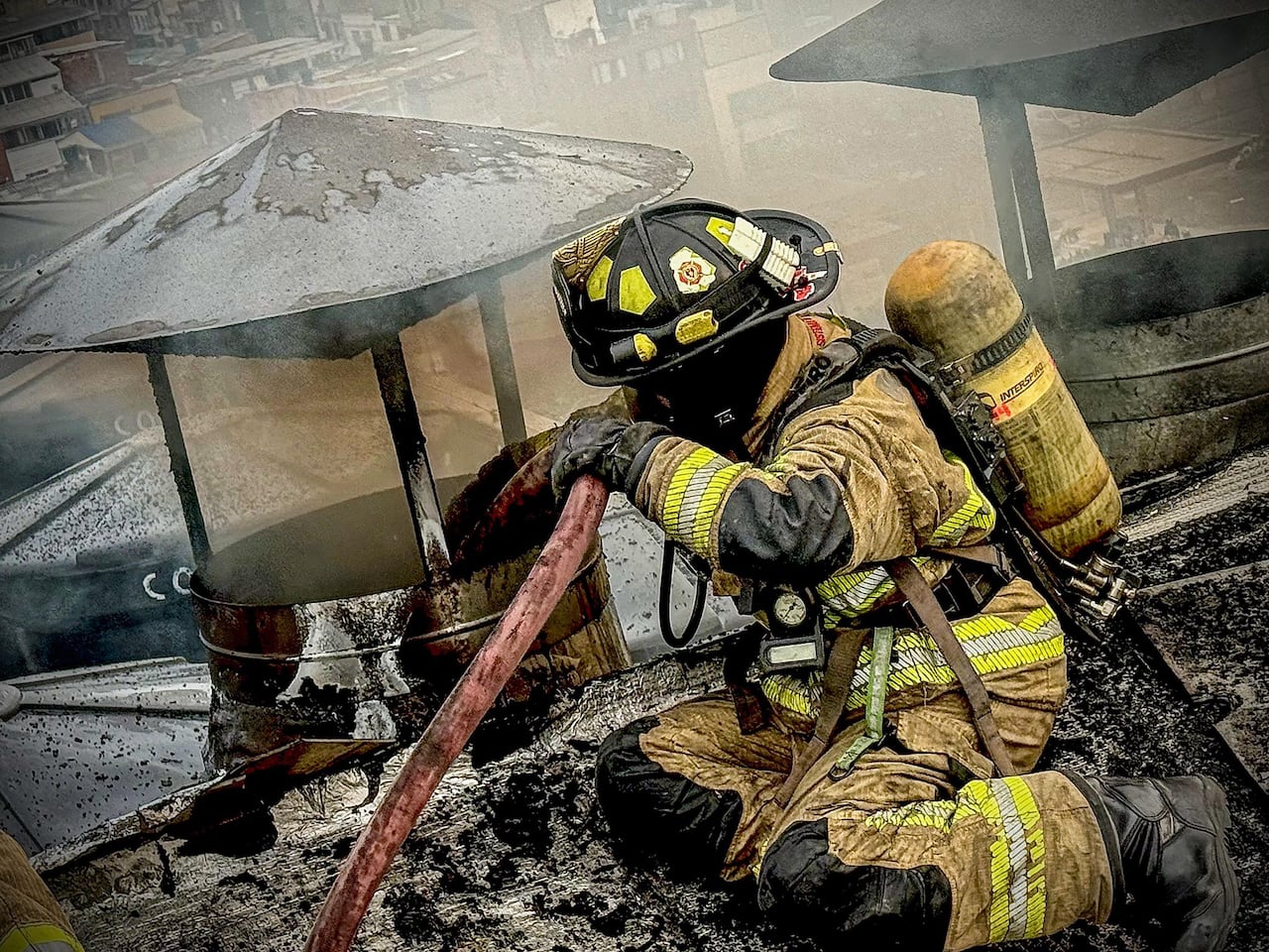 Momento en el que los Bomberos Oficiales de Bogotá atienden el incendio de este viernes 20 de febrero de 2026.