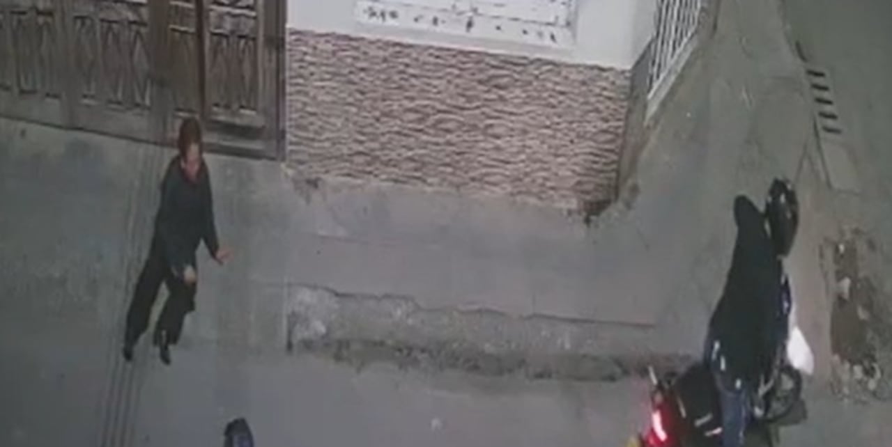 Las imágenes de una cámara de seguridad evidencian el momento en que los asaltantes derriban a la pareja para apoderarse del vehículo y escapar del lugar.