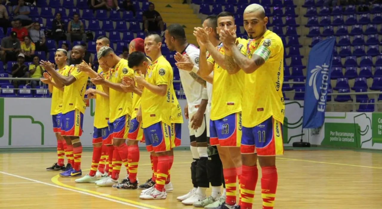 Jugadores de la Selección Colombia reunidos previo a un partido en el Mundial de Fútbol de Salón 2024 FIFUSA.