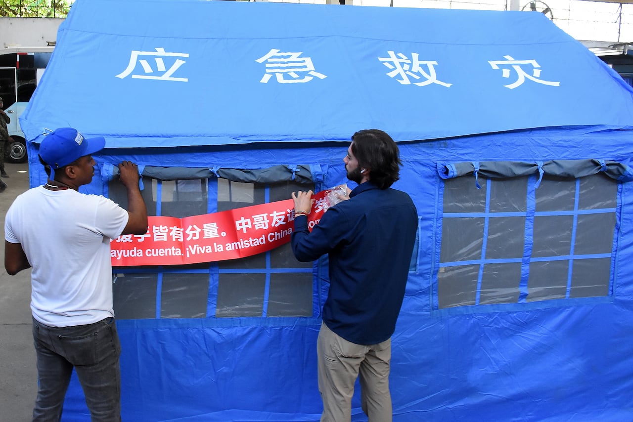 Entrega Ayudas humanitarias por parte del Embajador de China a Gobernadora del Valle.