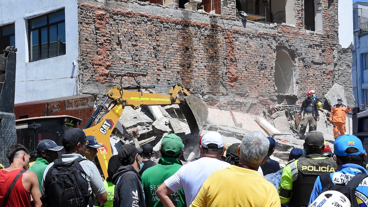 Terremoto en Cali, Colapso de infraestructura en diferentes lugares de la ciudad. Clínica de Colores, DESA, Galería Alameda, Edificaciones sobre la avenida roosvelt y al frente del coliseo de Hockey Miguel Calero.