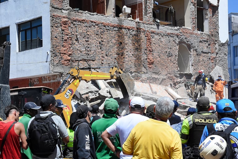 Terremoto en Cali, Colapso de infraestructura en diferentes lugares de la ciudad. Clínica de Colores, DESA, Galería Alameda, Edificaciones sobre la avenida roosvelt y al frente del coliseo de Hockey Miguel Calero.