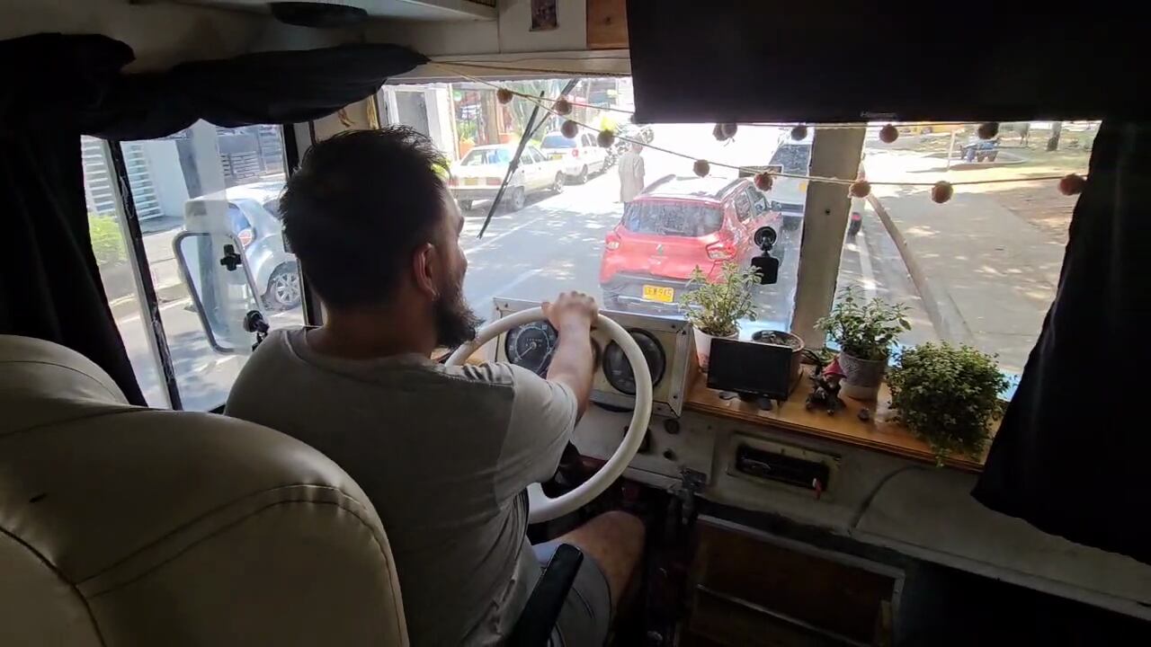 Alas por el mundo, familia argentina que viaja por América en un bus como hogar.
