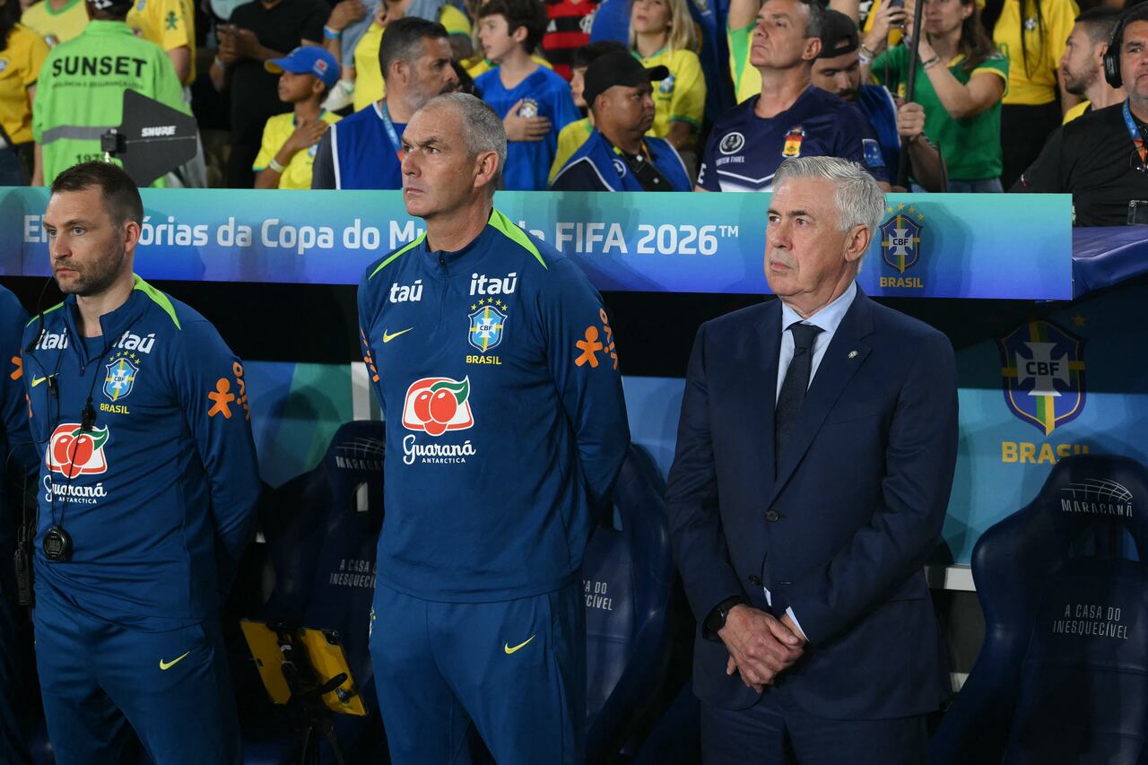 El entrenador italiano de Brasil, Carlo Ancelotti (der.), hace un gesto durante el partido de fútbol de las eliminatorias sudamericanas de la Copa Mundial de la FIFA 2026 entre Brasil y Chile, en el estadio Maracaná de Río de Janeiro, Brasil, el 4 de septiembre de 2025. (Foto de Mauro PIMENTEL / AFP)