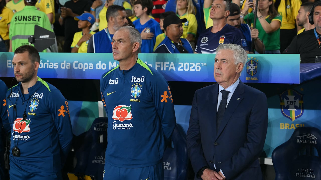 El entrenador italiano de Brasil, Carlo Ancelotti (der.), hace un gesto durante el partido de fútbol de las eliminatorias sudamericanas de la Copa Mundial de la FIFA 2026 entre Brasil y Chile, en el estadio Maracaná de Río de Janeiro, Brasil, el 4 de septiembre de 2025. (Foto de Mauro PIMENTEL / AFP)