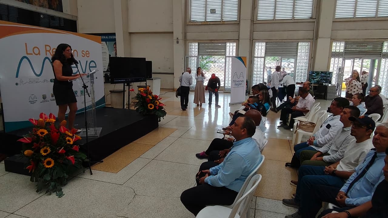 La encuesta fue socializad en compañía de dirigentes como el Alcalde de Yumbo, el Presidente de Metrocali, entre otros.