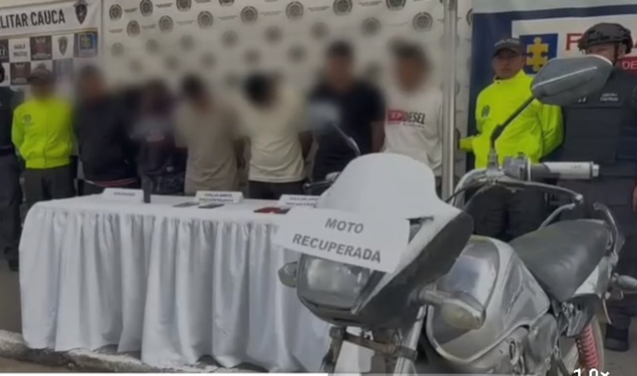 El Coronel Henrry Eduardo Ávila López, Comandante de la Policía Metropolitana de Popayán, supervisa el balance del operativo conjunto con la Fiscalía y el Gaula Militar, que resultó en la captura de seis personas y el esclarecimiento de múltiples hurtos de motocicletas en la capital caucana.