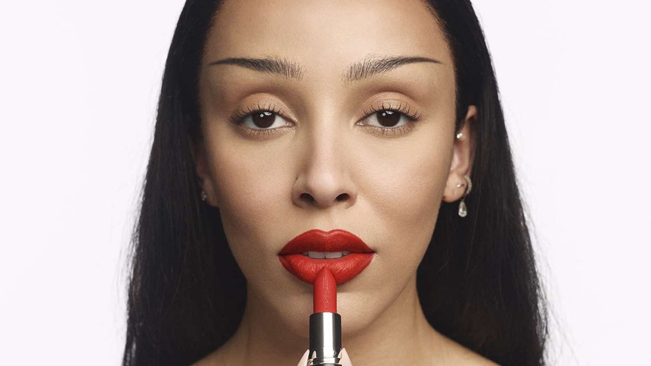 Doja Cat es la imagen de la nueva campaña de cosméticos M. A, C.