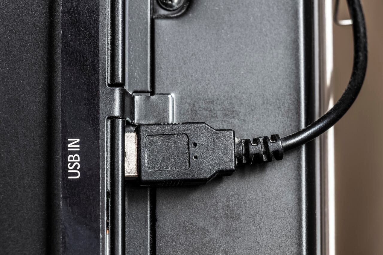 Explore un mundo de posibilidades con su Smart TV al aprovechar al máximo su puerto USB trasero.
