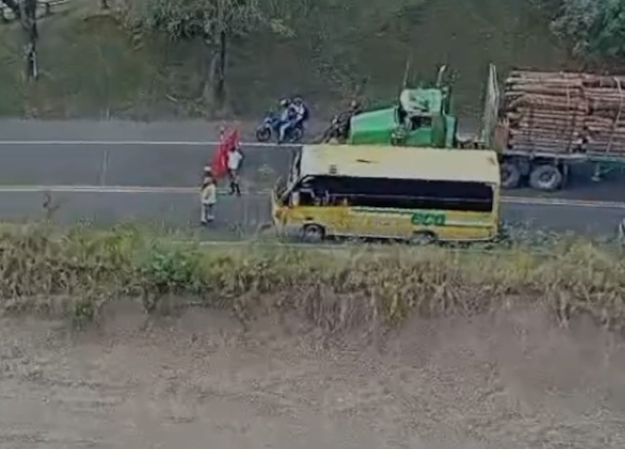 El paletero da la orden de alto al conductor cuando este pretendía continuar la marcha en este punto de la Panamericana, pero el chofer no le importó esta indicación.