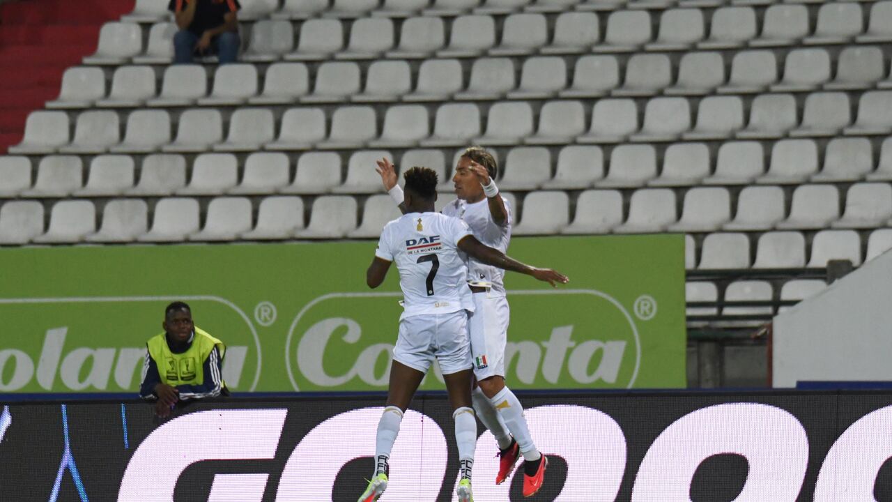 Dayro Moreno celebra con Gustavo Torres su gol número 221 en el Fútbol Profesional Colombiano (FPC).