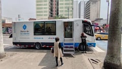 La oficina móvil del Banco de Occidente cuenta con cajero automático y espacio para realizar diferentes operaciones bancarias.