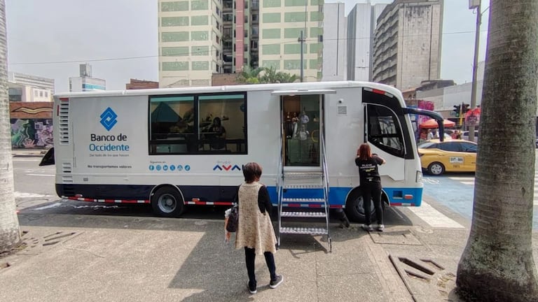 La oficina móvil del Banco de Occidente cuenta con cajero automático y espacio para realizar diferentes operaciones bancarias.