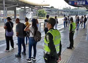 Más seguridad en las estaciones y buses del MIO en Cali, esto dijo el Secretario de Seguridad. Algunas de las zonas que están siendo más azotadas por la inseguridad en Cali, son las estaciones del MIO, e incluso, dentro de los buses, se presentan actos que atentan contra el bienestar de los caleños. Fotos Raúl Palacios / El Pais / julio 5 del 2023 Cali.