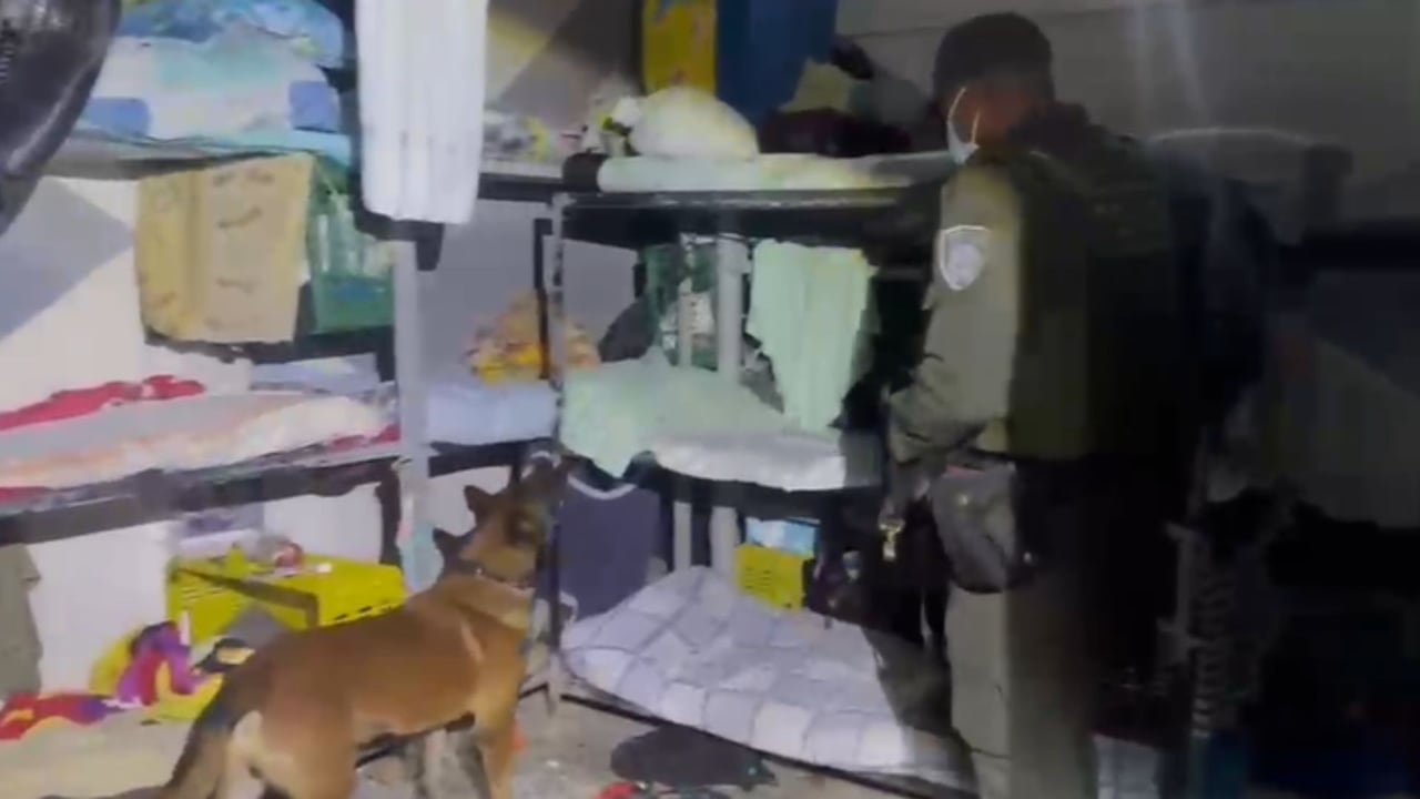 Agentes revisan celdas de alta seguridad en uno de los cinco penales intervenidos en la operación.