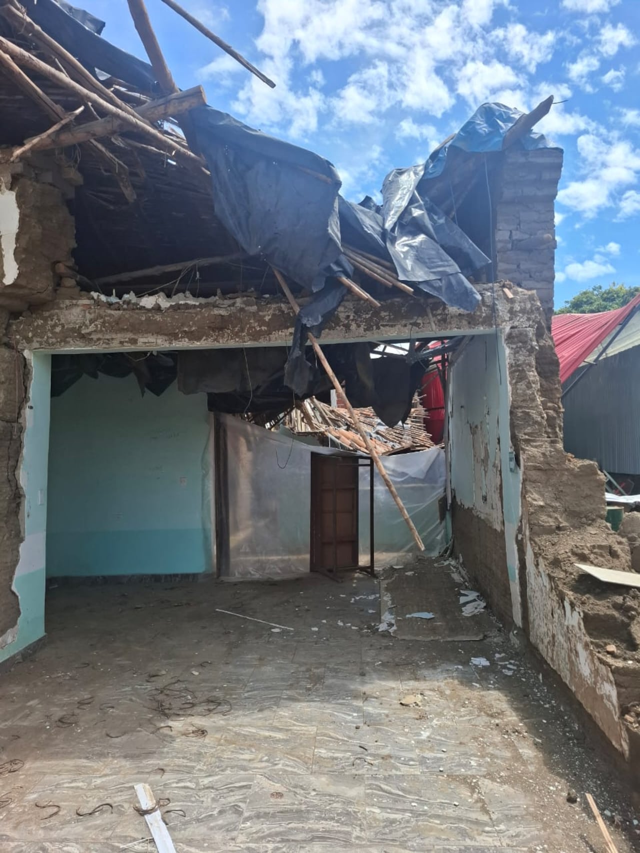 Paredes agrietadas y escombros que deberán ser demolidos desde la cocina hacia el frente antes de levantar la nueva estructura.