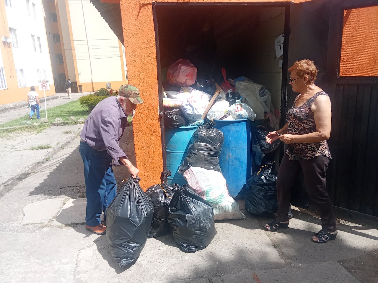 La caravana de vehículos compactadores escoltada por una tanqueta de la Policía recorrió las vías rurales de Popayán para garantizar la disposición final de los residuos