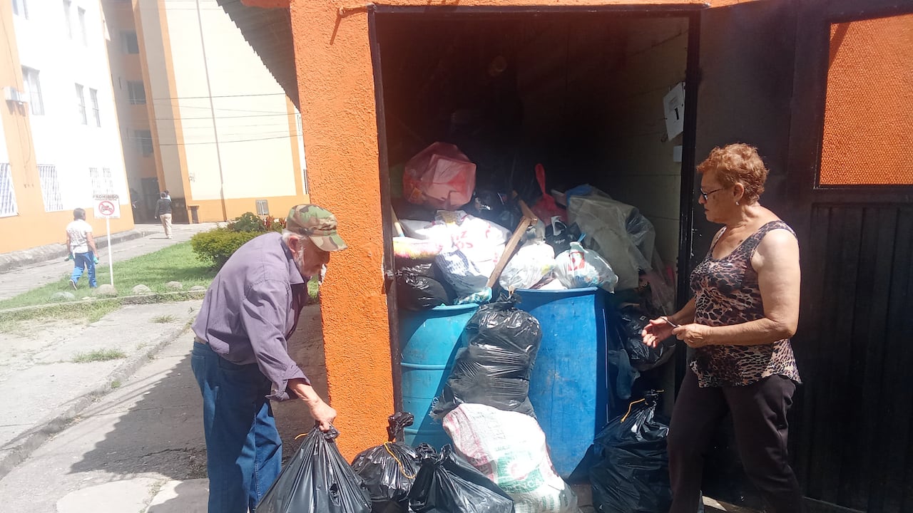 La caravana de vehículos compactadores escoltada por una tanqueta de la Policía recorrió las vías rurales de Popayán para garantizar la disposición final de los residuos