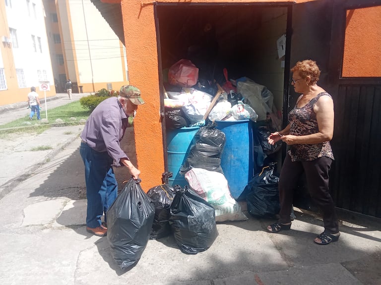 La caravana de vehículos compactadores escoltada por una tanqueta de la Policía recorrió las vías rurales de Popayán para garantizar la disposición final de los residuos