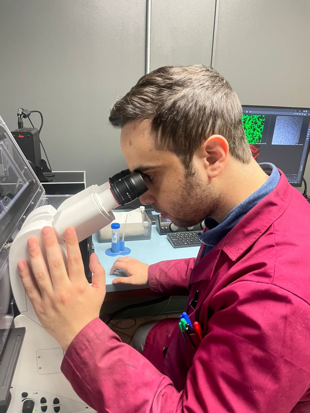 El investigador bogotano analiza muestras con microscopía avanzada. Su estudio identificó un mecanismo clave que el parásito utiliza para reproducirse.