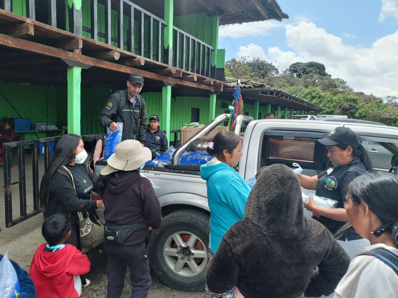 En la tarde de este miércoles 22 de enero las autoridades del resguardo de Paletará con el apoyo de la guardia adelanta la entregada de agua en bolsas para las familias afectadas por la erupción de estos dos volcanes.