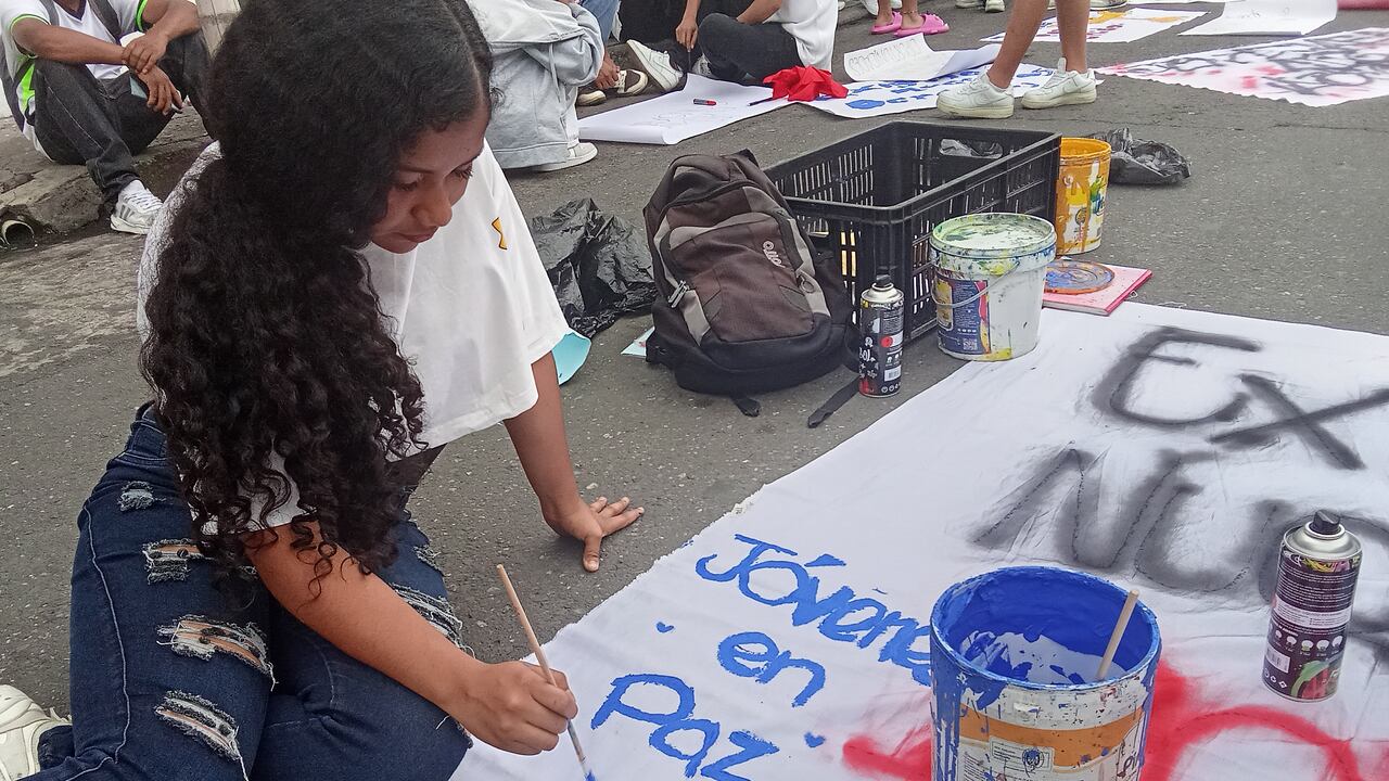 Los jóvenes recurrieron al arte para denunciar el incumplimiento de las entidades encargadas de sacar adelante este programa social.