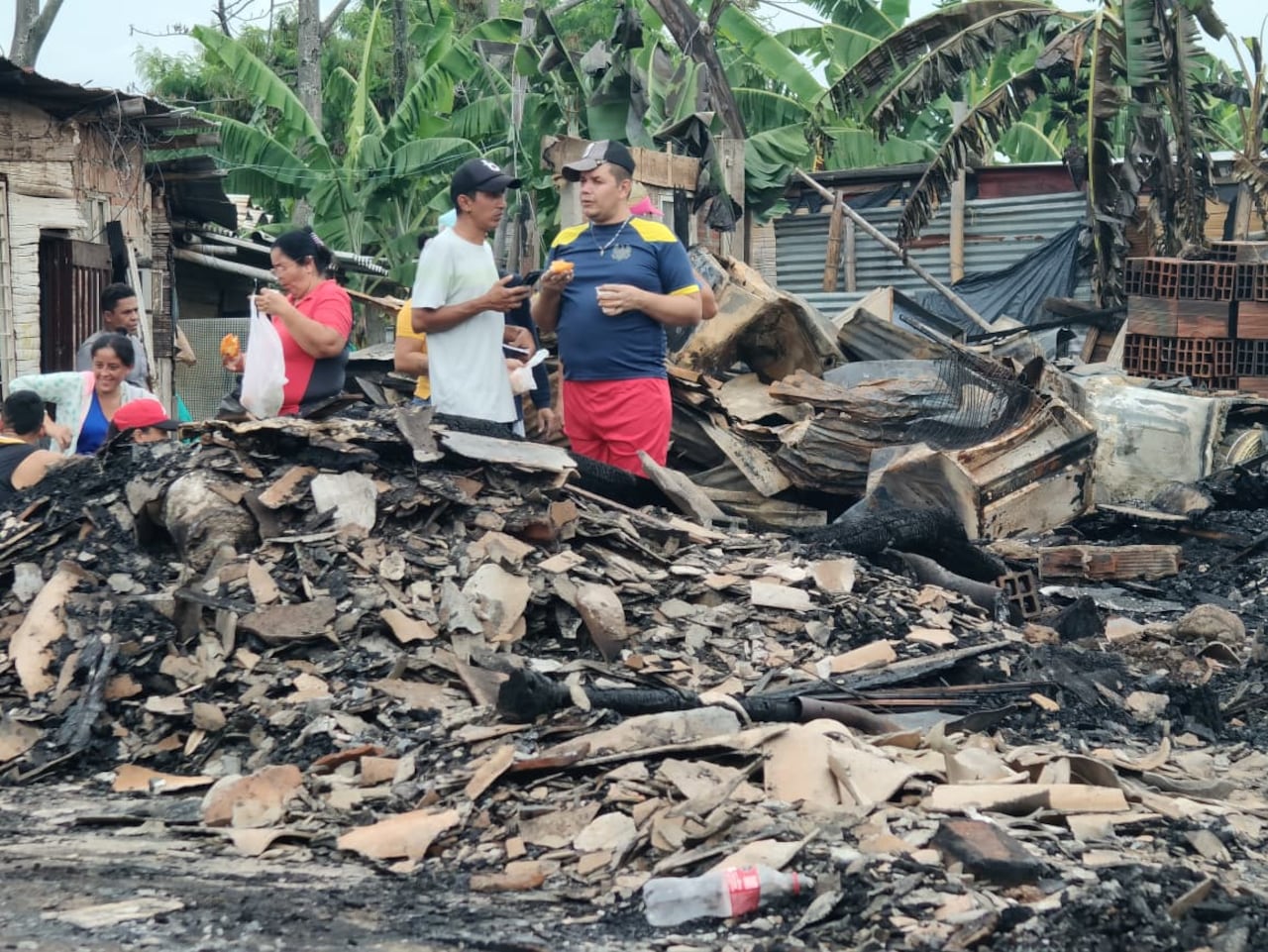 Fotos del incendio que afectó a 20 casa en El Pondaje, oriente de Cali