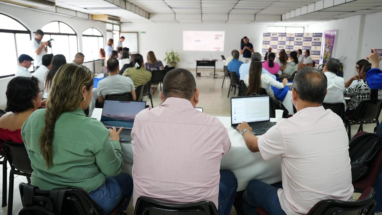 Más de 50 empresarios de micro, pequeñas y medianas empresas participaron en los talleres de cocreación ‘¡Pa’ que veás y hagás negocio!’, una iniciativa de la Alcaldía de Cali que busca facilitar el acceso del empresariado local a la contratación pública.
