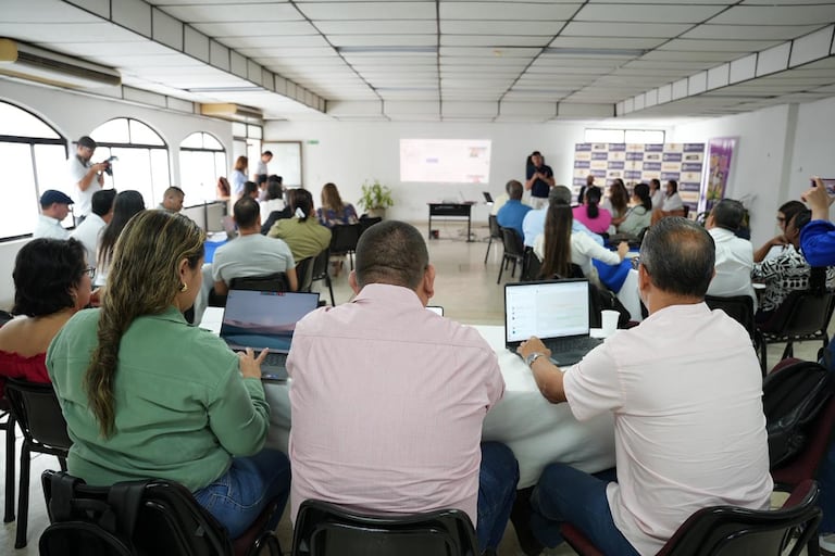 Más de 50 empresarios de micro, pequeñas y medianas empresas participaron en los talleres de cocreación ‘¡Pa’ que veás y hagás negocio!’, una iniciativa de la Alcaldía de Cali que busca facilitar el acceso del empresariado local a la contratación pública.