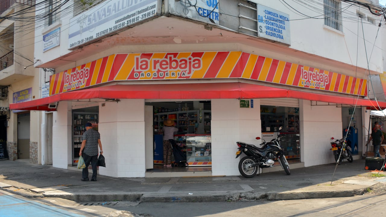 El presidente Gustavo Petro anunció que las sedes de Drogas La Rebaja, bajo control del Estado, se transformarán en puntos de atención primaria en salud y dispensarios de medicamentos. Este cambio busca fortalecer el sistema de salud pública y mejorar el acceso a medicinas en diversas regiones del país.